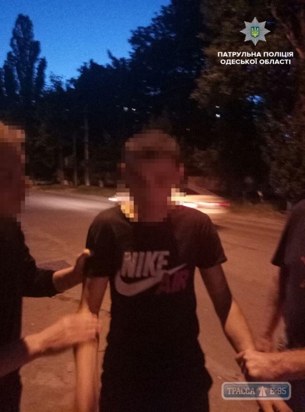 Одесская патрульная вместе с прохожими задержала грабителя