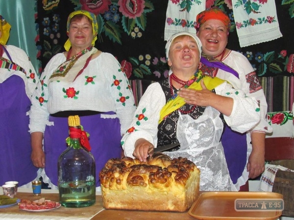 Культработники трех сел на севере Одесской области воссоздали обряд выпечки свадебного каравая