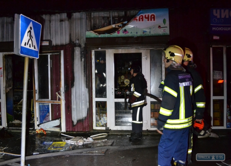 Спасатели потушили пожар на рынке под Одессой