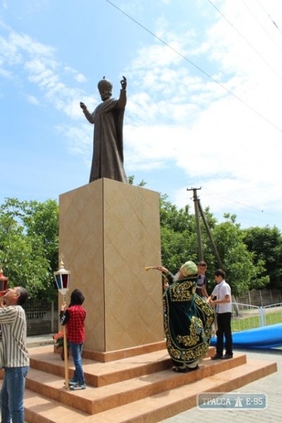 Священник освятил в Ренийском районе новый памятник Святому Николаю, установленный вместо Ленина