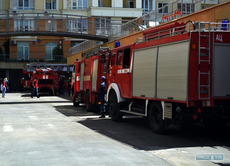 Пожарные эвакуировали 40 человек из горящей многоэтажки в Одессе