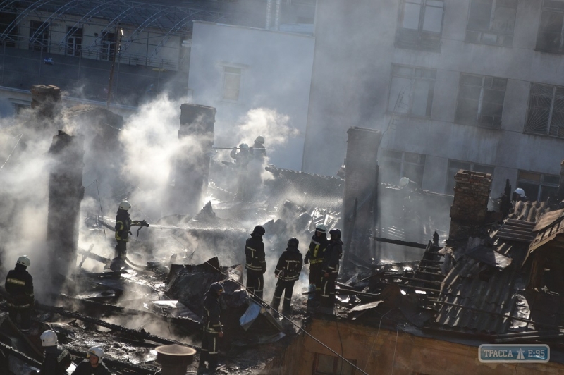 Масштабный пожар произошел в центре Одессы, погиб человек