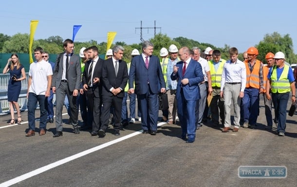 Порошенко открыл мостовой переход на дороге Одесса - Рени в районе молдавского села Паланка