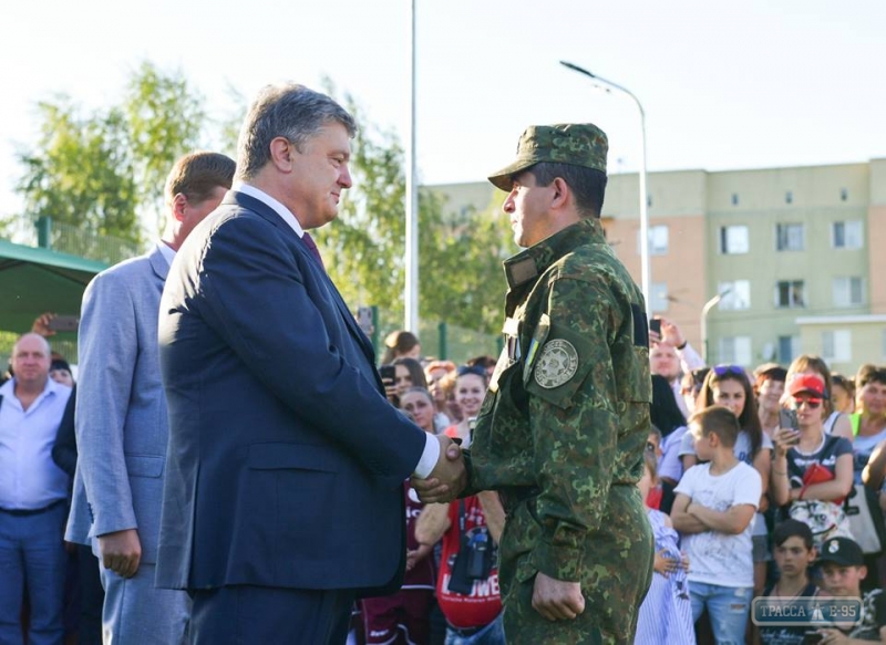Порошенко вручил военнослужащим сертификаты на землю в Одесской области