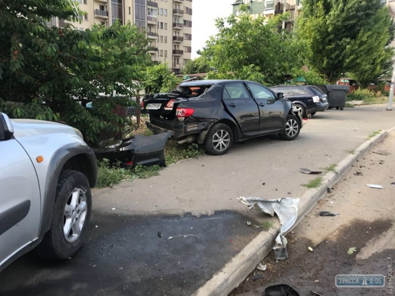 Лихач разбил 7 автомобилей на поселке Котовского в Одессе
