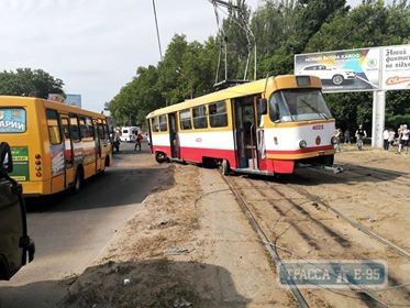 Трамвай, забитый пассажирами, сошел с рельсов и снес столб в Одессе (фото)