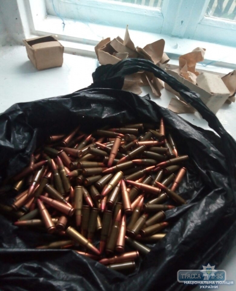 Дочь бойца АТО раздавала одноклассникам рожки от автомата Калашникова и боевые патроны