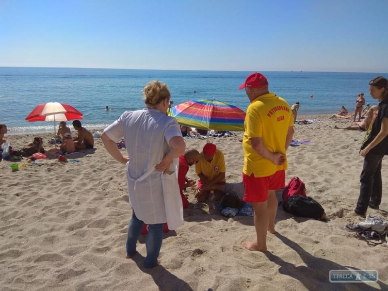 Хранители пляжей спасли двух отдыхающих в Одессе (фото)