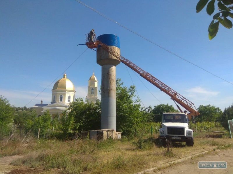 В селе на юге Одесской области водонапорные башни покрасили в желто-голубые цвета