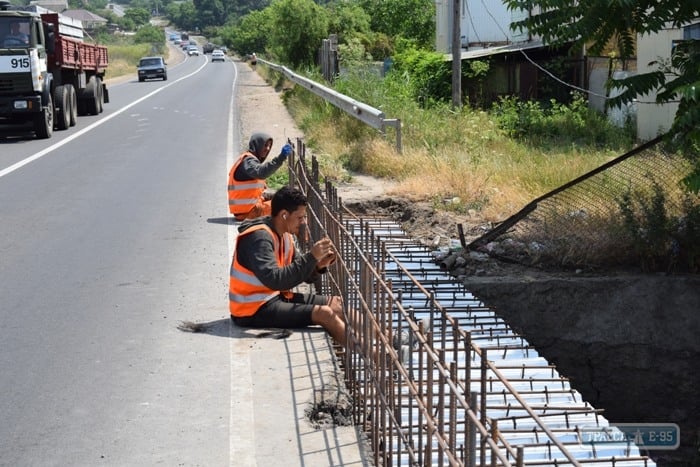 Рабочие ремонтируют мост на трассе Одесса - Южный