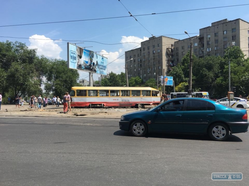 Трамвай покатился назад, сошел с рельсов и врезался в бетонный столб на Слободке в Одессе