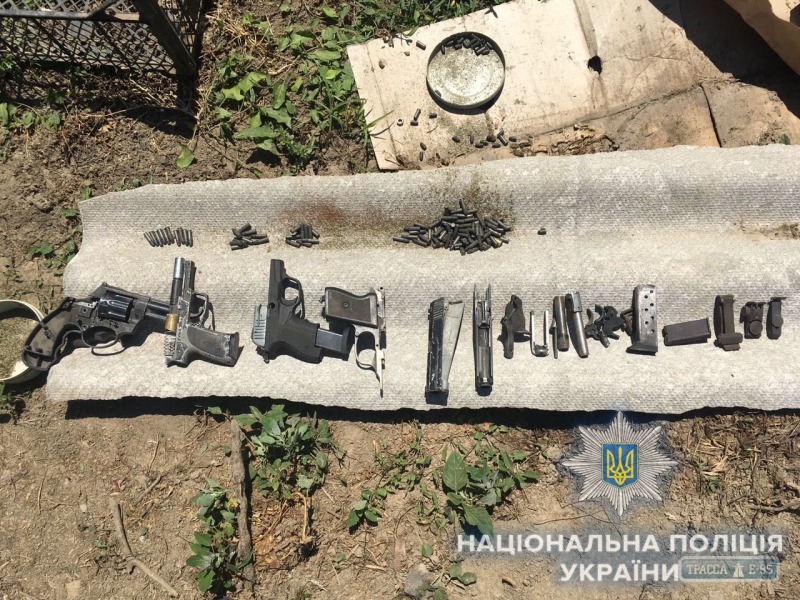 Полиция Одесщины разоблачила мужчину, изготавливавшего наркотики и хранившего оружие (фото, видео)