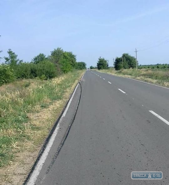 Комбайн разрушил участок трассы на юге Одесской области, которую почти месяц назад открыл президент