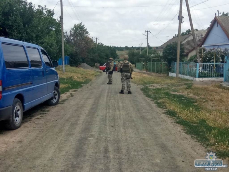 В селе под Одессой вооруженный наркоман обстрелял полицейских и бросил в них гранату