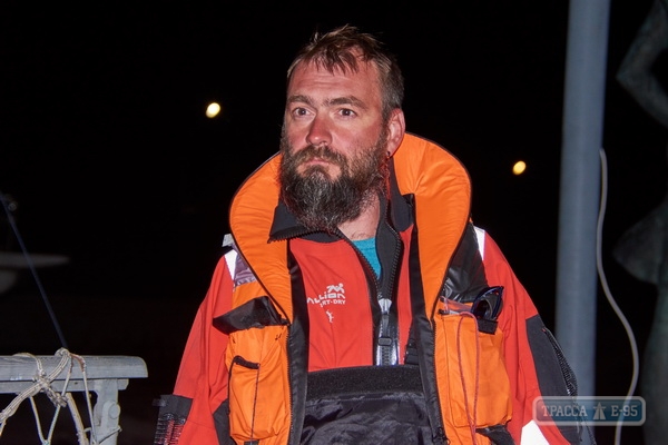 Сотрудники морской поисковой службы спасли байдарочника в бушующем море под Одессой