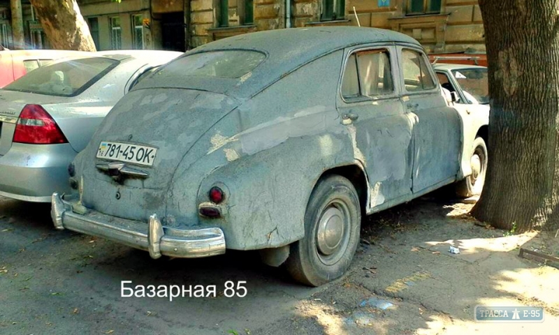 Вице-мэр Одессы пригрозил принудительно эвакуировать брошенные на улицах ржавеющие автомобили