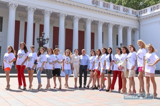 Одесский мэр встретился с иностранными красавицами, которые приехали на конкурс Miss Tourism