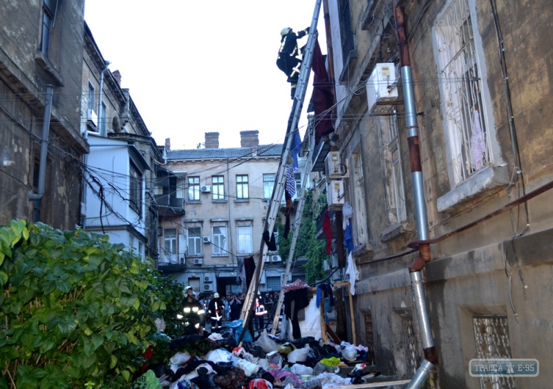 Одесские спасатели ликвидировали пожар в квартире, загроможденной бытовым мусором (фото, видео)