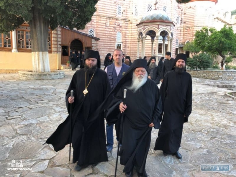 Делегация Одесской епархии привезла икону с горы Афон для хосписа в Беляевском районе