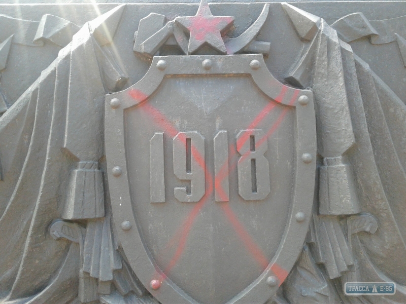 Вандалы изрисовали памятник борцам за революцию на Куликовом поле в Одессе