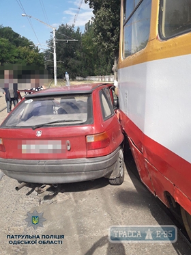 Трамвай врезался в легковушку в Одессе: пострадал водитель автомобиля (фото)