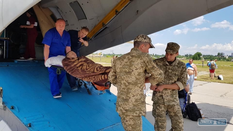 Очередной самолет с тяжелоранеными военными прибыл в Одессу (фото)