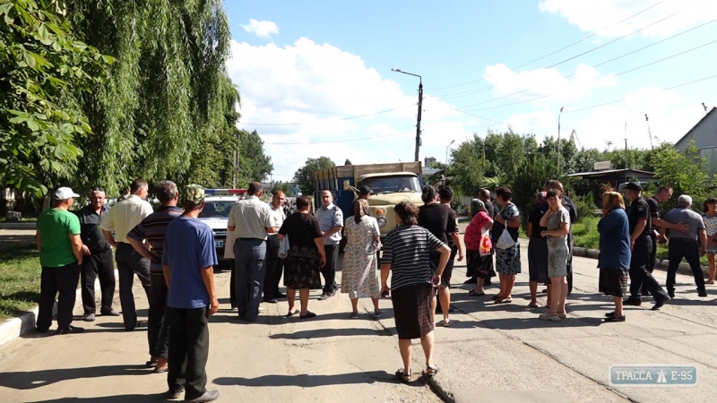 Жители села на юге Одесской области проводят акцию протеста перед зданием Ренийской райадминистрации