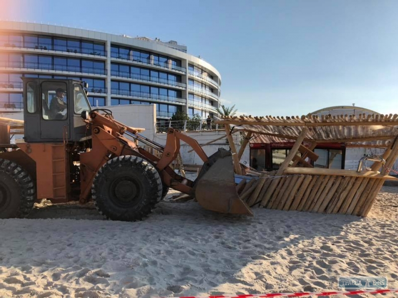 Сотрудники горсовета при помощи трактора очистили от платных топчанов одесский пляж