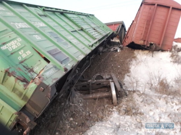 Железнодорожники частично восстановили движение после крушения грузового поезда в Одесской области