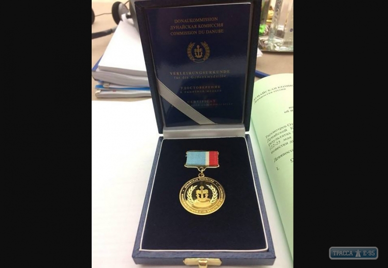 Дунайская Комиссия наградила капитана Измаильского порта памятной медалью