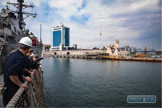 Ракетный эсминец США пришвартовался в Одесском порту