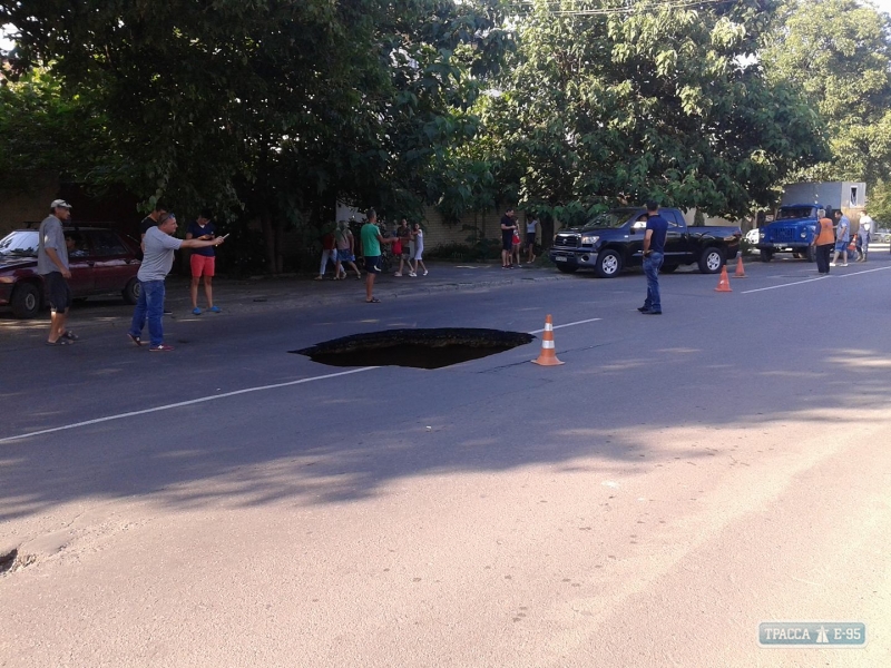 Огромный провал образовался на дороге в Киевском районе Одессы: на том же месте, что полугодием ране