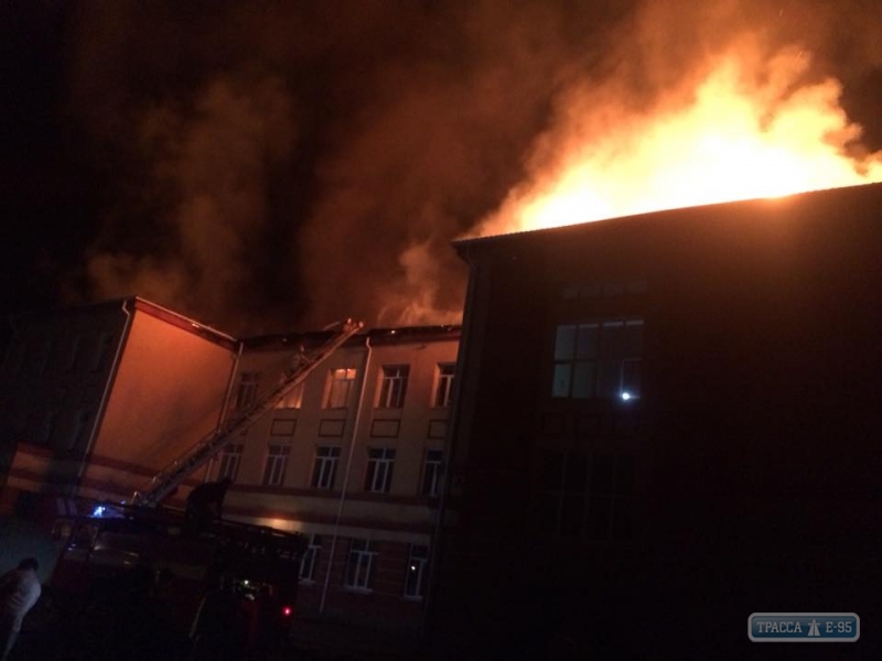 Молния сожгла школу в Одесской области (фото)