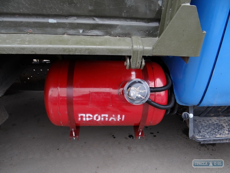 Одесские спасатели обезопасили грузовик на газовом топливе, попавший в ДТП
