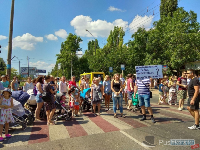 Жители Овидиопольского района, обидевшись на власти, перекрыли улицу в Одессе, создав большие пробки