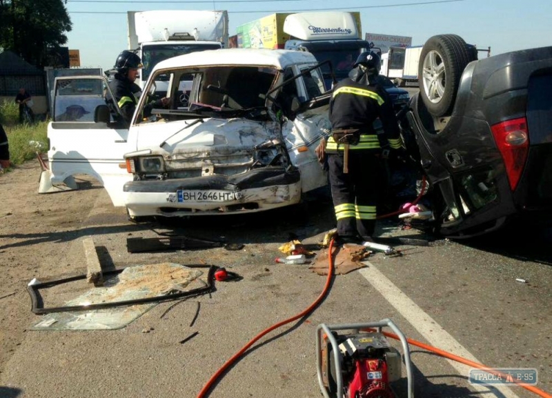 Одесские спасатели освободили из автомобиля водителя, пострадавшего в ДТП