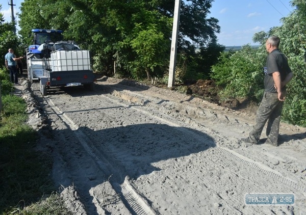 Строители укладывают дорогу по экспериментальной технологии в селе на севере Одесщины (обновлено)