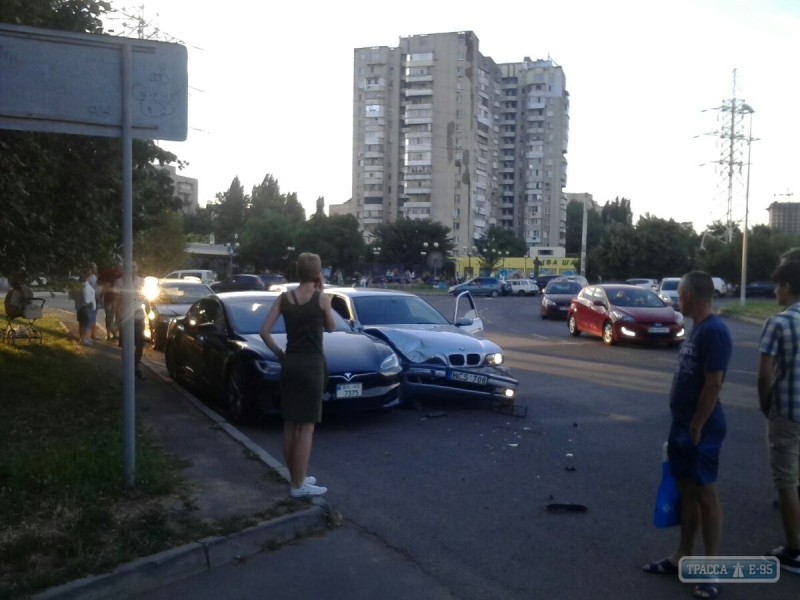 Молодежь на «евробляхах» врезалась в авто за $60 тысяч, а затем ринулась бежать (фото)