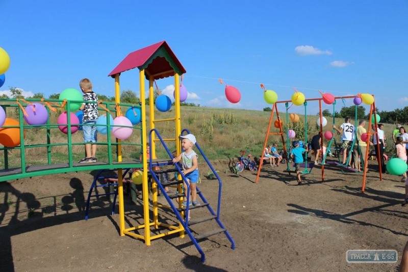 Детвора в селе на севере Одесской области получила в подарок сразу две игровые площадки