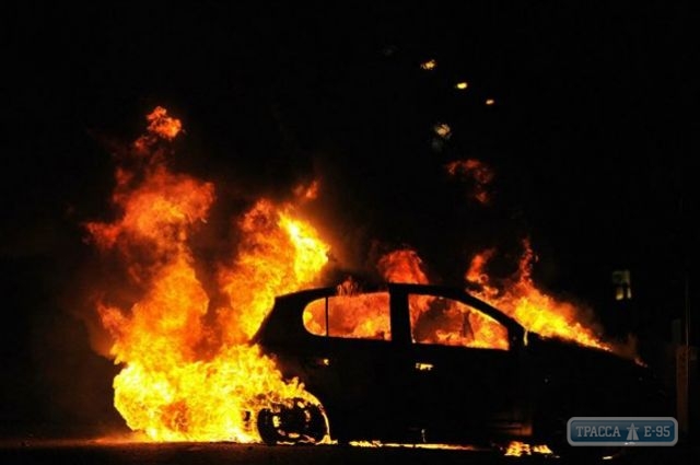 Один автомобиль сгорел и еще три повреждено в Одессе