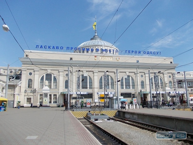 Три пассажирских поезда задержались из-за кражи кабеля в Одесской области