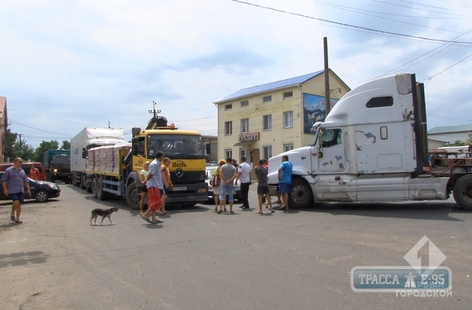 Жители окраин Одессы перекрывали дороги для фур