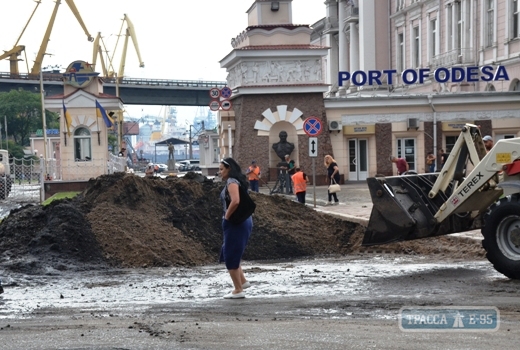 Последствия ночного ливня в Одессе: масса грязи на Таможенной площади и поваленные деревья (фото)