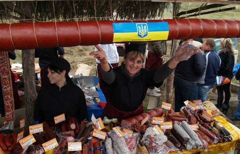 Жители Одесской области изготовили самую большую колбасу в Украине 