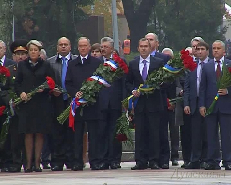 Высокопоставленный российский чиновник в Одессе возложил букет цветов с лентой югославского флага
