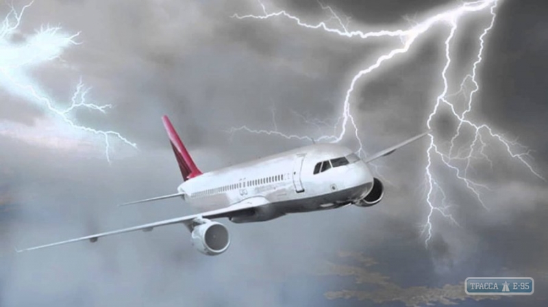 Над Одесской областью в пассажирский самолет попала молния