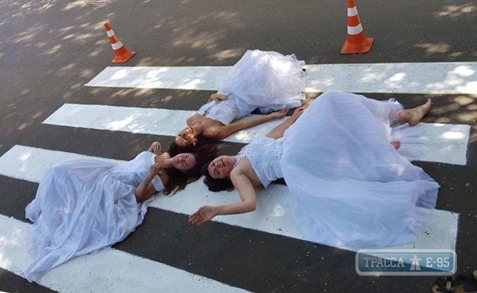 Девушки в свадебных платьях нарисовали пешеходный переход в Старобазарном сквере (фото)