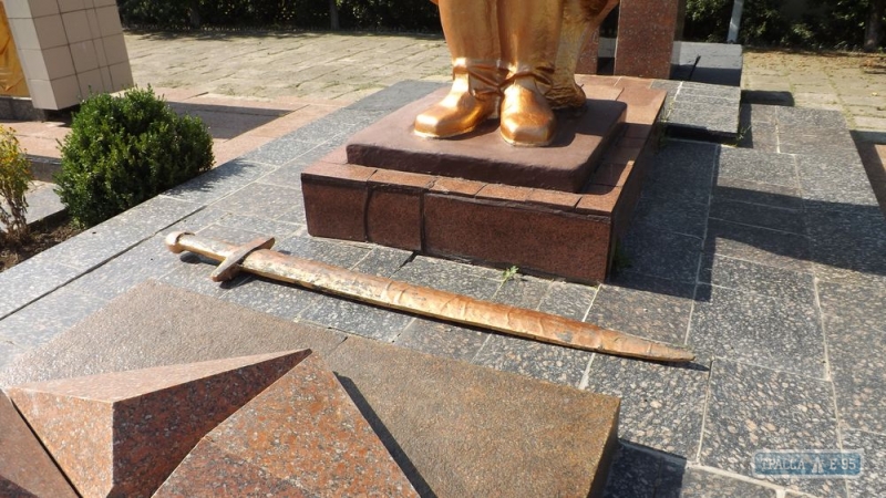 Вандалы изуродовали мемориал воинам-освободителям Второй мировой войны на севере Одесской области