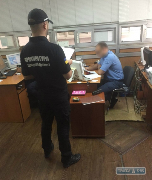 Прокуратура обвиняет инспектора Одесской таможни в подделке официальных документов