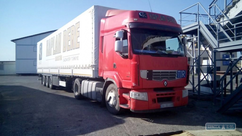 Пограничники задержали в Черноморске грузовик, угнанный в Италии десять лет назад